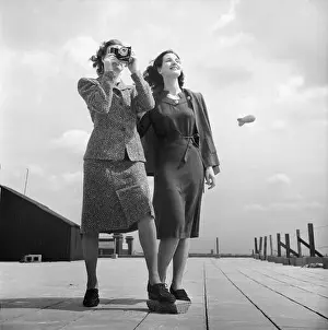 Ministry Of Information Prints: Two models on a rooftop in Bloomsbury
