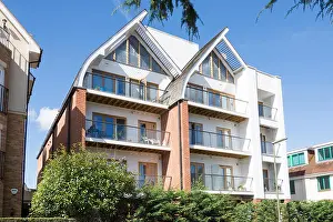 Inglaterra Prints: Modern apartment building, Pyrford Road, West Byfleet, Surrey, England, United Kingdom