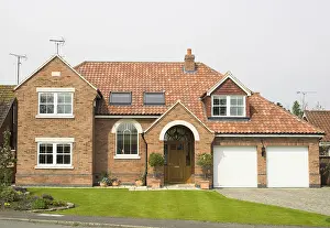 Neighbourhood Prints: A modern detached house with double garage in the U.K