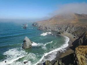 Images Dated 8th July 2017: Morning mist sweeps along the scenic coast of northern California in Sonoma