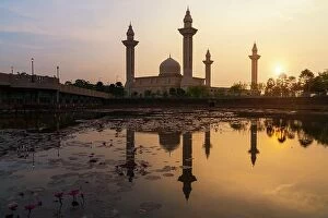 Images Dated 2nd March 2017: Morning sunrise sky of Masjid Bukit Jelutong in Shah Alam near Kuala lumpur, Malaysia