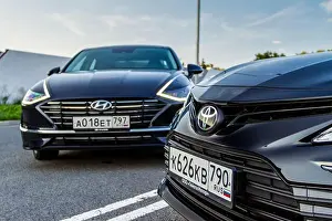 Business Travel Prints: MOSCOW, RUSSIA - AUGUST 15, 2021 Hyundai Sonata Eighth generation (DN8) and Toyota Camry (XV70)