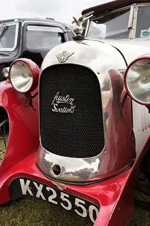 Paintwork Prints: Motoring, bird mascot on front of classic 1920s Austin 7 Swallow car, first jaguar vehicle