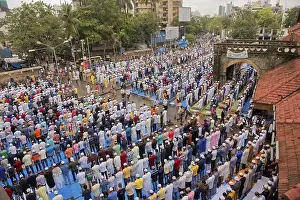 Muslims Prints: Muslims praying, Eid Al Fitr festival, Bandra Station, Mumbai, Maharashtra, India, Asia