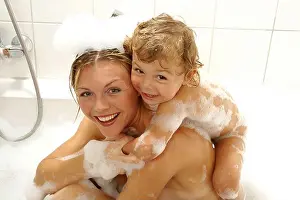 Jahre Prints: Mutter und kleiner Sohn haben Spass in der Badewanne