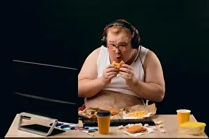 Fat Man Prints: nerd having breakfast while browsing the net