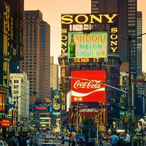 Crowded Prints: New York 1985, Times square at dusk