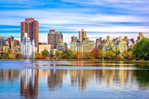 Images Dated 10th November 2016: New York, New York at Central Park and reservoir in autumn season