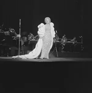 1960 Prints: Night performance by Marlene Dietrich at the Tuschinkitheater in Amsterdam Date: May 28