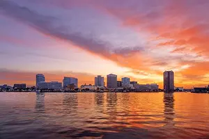 Norfolk, Virginia, USA on the Chesapeake Bay at dawn