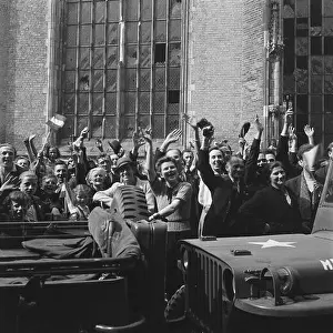 Contribution Prints: Front North-East Netherlands: tour Prince Bernhard Great enthusiasm for the prince (Deventer)