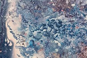 Images Dated 2nd September 2017: Oil abstract painting. Dark background. Water splashes