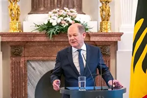 Olaf Scholz (Bundesfinanzminister) bei der Uebergabe der Wohlfahrtsmarken 2020 Grimms Maerchen - Der Wolf und die sieben jungen Geisslein im Schlos