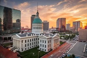 Images Dated 25th August 2018: The old courthouse at dusk in downtown St. Louis, Missouri, USA