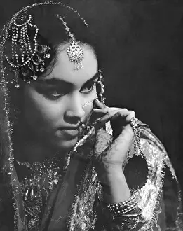 Close Ups Prints: old vintage Indian woman in bridal dress, diamond jewelry, India 1940s