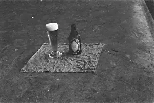 Crossed Prints: Opening of the brewery in the Lower Town of Batavia Bottle and glass of beer on a handkerchief Annotation