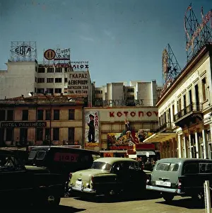 Kino Prints: Parkende Autos in Athen, links das Hotel Pantheon