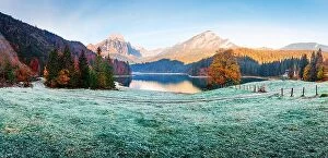 Images Dated 23rd October 2018: Peaceful autumn view on Obersee lake in Swiss Alps. Frosty grass
