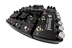 Fuzz Prints: A Pedal Board photographed in the studio. Pedalboard photographié en studio