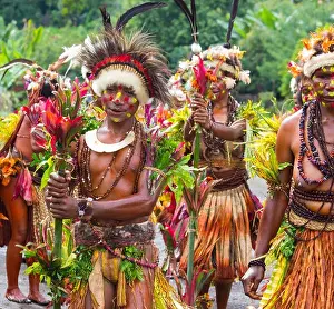 People of the Selehoto Alunumuno tribe in traditional tribal dress and dancing, highlands of Papua New Guinea