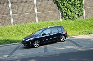 Segment Prints: Peugeot 308 SW 1.6 HDI - MY 2010 - dark blue metallic - French popular lower-medium class car