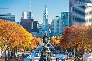 Philadelphia, Pennsylvania, USA in autumn overlooking Benjamin Franklin Parkway