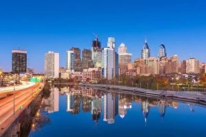 Images Dated 18th November 2016: Philadelphia, Pennsylvania, USA downtown skyline at dusk on the Schuylkill River