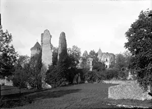 A photograph taken in October 1900 shows the Château d'Assier