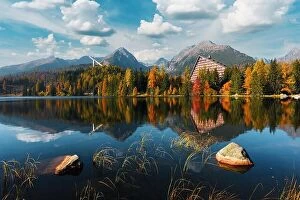 Images Dated 10th October 2018: Picturesque autumn view of lake Strbske pleso in High Tatras National Park, Slovakia