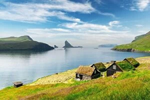 Images Dated 1st August 2019: Picturesque view of tradicional faroese grass-covered houses