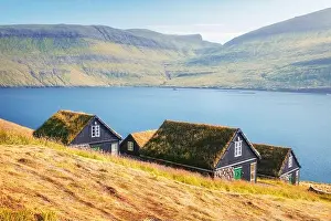 Grass Roof Prints: Picturesque view of tradicional faroese grass-covered houses in the village Bour during autumn