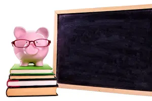 Blackboard Prints: Piggy bank wearing glasses with small blank blackboard, isolated on white background
