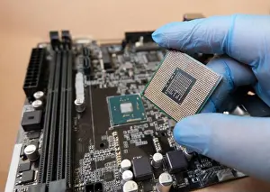 Silicon Prints: Pind of the onboard CPU and socketed CPU