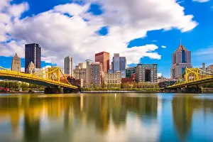 Pittsburgh, Pennsylvania, USA skyline on the Allegheny River