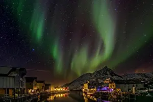 Fishing Village Prints: Polarlichter ueber einem beleuchteten und verschneiten Fischerdorf auf den Vesteralen
