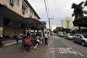 Public Transportation Prints: Ponto de onibus no centro comercial da cidade