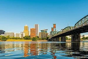 Images Dated 17th June 2018: Portland, Oregon, USA skyline on the Willamette River