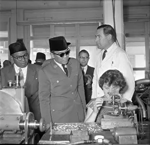 Präsident Sukarno besucht Uhrenfabrik