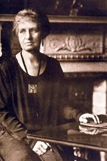 Photographic Prints: Psychic Phenomena Photographic portrait from the studio of Dora Head of the clairvoyant