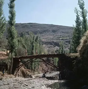 Castilla La Mancha Prints: PUENTE DE MADERA SOBRE EL RIO JARAMA - FOTO AÑOS 60
