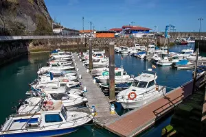 Blue Boat Prints: Puerto en el pueblo pesquero de Lastres, Asturias, España