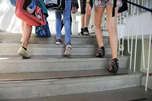 Pupils during the break at the Kurt-Huber-Gymnasium at Adalbert-Stifter-Platz 2 in Gräfelfing. [automated translation]
