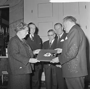 Gifts Prints: Queen Juliana gets a gramophone record