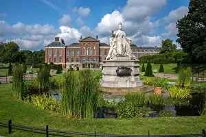 Queen Victoria Statue in front of Kensington Palace, London