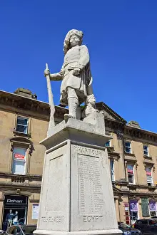 Grossbritannien Prints: Queen's Own Cameron Highlanders Memorial outside train station
