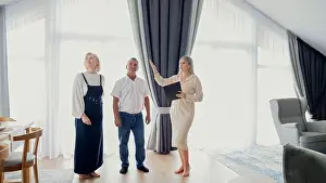 Mortgage Prints: Real estate agent shows daughter and elderly father house