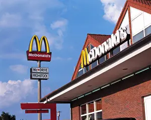 Quick Prints: Reklameschild mit Firmenlogo von McDonalds