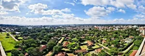 a residential area with single-storey houses and a courtyard in the suburbs of the big city of one-storey America