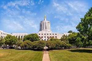 Images Dated 19th June 2018: Salem, Oregon, USA at the State Capitol and lawn