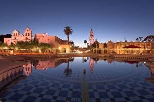 Images Dated 25th February 2016: San Diego, California, USA plaza fountain at night